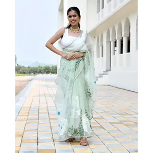 Sari en organza vert pistache peint à la main, léger et ample, taille unique, idéal pour les soirées estivales formelles pour femmes - Product Image 1