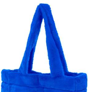 Sac en fourrure ZPB-bleu royal | Sac à main 100% polyester Zeta Phi Beta | Design doux en peluche avec intérieur spacieux | Accessoires de sororité - Product Image 2