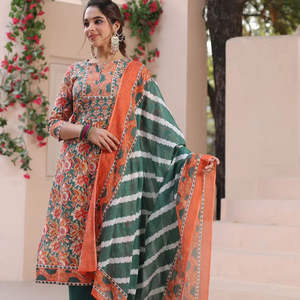 Kurta en coton imprimé motifs ethniques verts avec pantalon uni et col rond en coton imprimé Dupatta avec broderie - Product Image 1