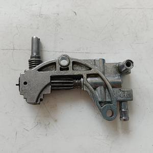 مضخة زيت معدنية للمنشار الآلي التي يعمل بالبنزين من UM، متوافقة مع موديلات 4500/5200/5800/45CC/52CC - Product Image 2