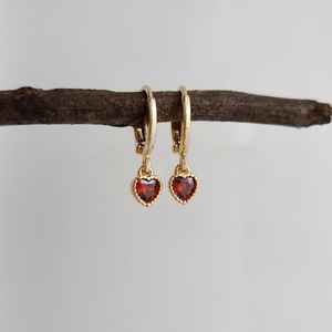 Elegantes Pendientes de Aro Huggie con Rubí Rojo, Plata de Ley 925 Chapada en Oro, Lindos Pendientes de Fiesta, Estilo Vintage, Regalo para Ella - Product Image 1