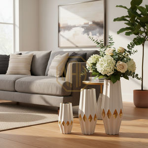 Ensemble de 3 vases en fer blanc doré avec motif de fleurs en relief, vases en métal décoratifs modernes pour la maison, l'hôtel, le bureau, vente en gros - Product Image 2