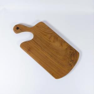 Tabla de Cortar de Madera de Teca Maciza Hecha a Mano de Primera Calidad con Acabado Liso, Bordes Redondeados y Asa Decorativa para Colgar en la Cocina - Product Image 3