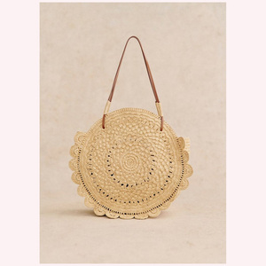 Sac à main en raphia et rotin à tissage ouvert à la mode Sac à main léger en jonc de mer avec détails luxueux en perles et diamants - Product Image 3