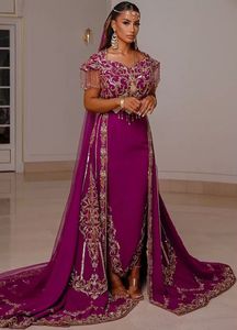 Perles de cristal embellies à la mode et magnifiques, perles, pierre de verre sur violet KARAROU avec robe de trail sur tissu de velours = 2025 - Product Image 2