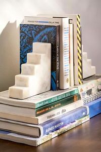 Porte-livres pyramidaux en marbre Art Déco élégants TCE pour la maison, le bureau et l'organisation moderne des bibliothèques, fabriqués à la main - Product Image 2