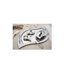 Bandeja DE SERVICIO DE METAL funcional pero elegante con artesanía vintage y marco curvo hecho para uso diario o decoración de temporada - Product Image 1