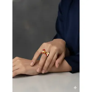 Elegante Anillo de Flor Chapado en Oro Amarillo con Engaste de Puntas para Ocasiones de Regalo - Product Image 1