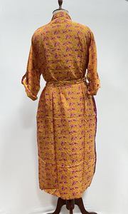Kimono pour femme, robe d'été, couvre-bikini, vêtement de nuit, longue robe, kimono indien vintage fait main en soie de sari recyclée, doux à l'avant - Product Image 6