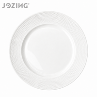 Assiette à dîner en céramique blanche JOZING 10,4 pouces, texture croisée diamantée, bord gaufré, liquidation directe usine, vaisselle de mariage