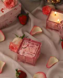 Bougie en cire de soja artisanale de luxe rose dans un bocal en verre avec couvercle en ruban décoratif - Cadeau de mariage pour la décoration de la maison - Product Image 4