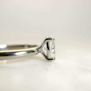 แหวนหมั้นเพชรโมอิสทรงรีตัดขนาด6x8มม. โซลิแทร์สี่ง่าม | เครื่องประดับเจ้าสาวสีทองเงิน - Product Image 5