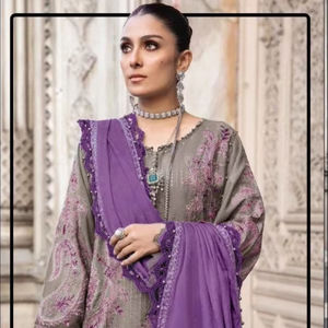 Lujoso conjunto de invierno: Heavy Rayon 7XL Shalwar Kameez emparejado con un Dupatta de gasa estampado, perfecto para la elegancia durante todo el día - Product Image 1