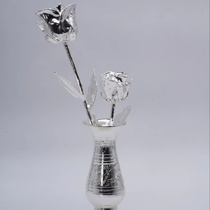 Vase à roses argenté fait à la main Porte-fleurs décoratif écologique de qualité supérieure pour les occasions d'Halloween et de la fête des pères - Product Image 1