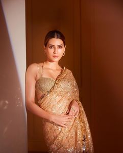 Bollywood Design Party Wear – chemisier Saree de travail lourd avec filet papillon, fabrication de Surat inde - Product Image 3