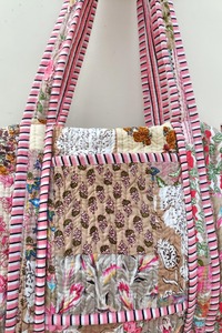 Sac de sport à patchwork rose fait main: fourre-tout de voyage en coton matelassé - Product Image 4