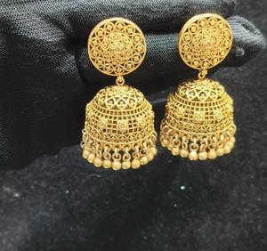 Pendientes Glamorosos de Primera Calidad Chapados en Oro con Acabado Antiguo de Aspecto Tradicional, Colecciones para Bodas para Mujeres y Niñas - Product Image 1