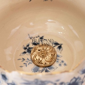 Cuerpo de porcelana de bonbonniere de latón antiguo con diseño floral azul base adornada dorada accesorio coleccionable decorativo de lujo - Product Image 3