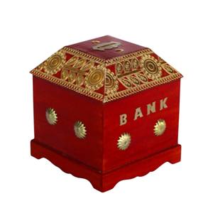 Banco de monedas de madera hecho a mano con incrustaciones de latón decorativas en relieve y acabado rojo rico para regalos tradicionales y decoración del hogar - Product Image 2