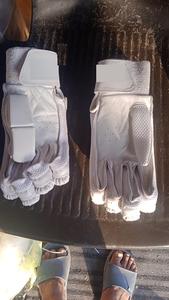 Elegantes guantes de bateo blancos para jugadores de críquet profesionales - Product Image 6