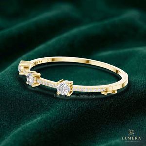 Bracelet de mariage en or massif à dos plat, avec bande pavée de diamants, style solitaire trio, directement de l'usine - Product Image 5