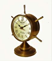 Horloge de table vintage de haute qualité en laiton conception de roue de bateau nautique avec horloge de table en métal faite à la main finie antique à bas prix