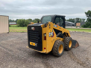 Chargeuse compacte sur pneus d'occasion CAT 236D3, deux vitesses, moteur diesel, pour l'agriculture et la construction - Product Image 2