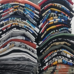 T-shirt imprimé pour femmes et hommes Stock de vêtements Vente directe d'usine T-shirt à manches courtesV Vente en gros de t-shirts en coton à motifs mixtes - Product Image 2