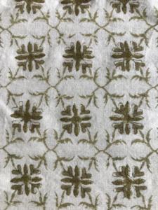 Tissu en coton imprimé à la main, motifs floraux vert olive avec un subtil treillis géométrique - Product Image 2