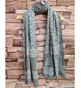 Estola de algodón Mul Mul estampada a mano con diseño Dabu, que ofrece una textura ligera y cómoda y un estilo étnico elegante. - Product Image 3