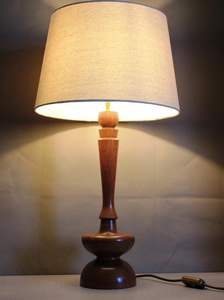 Elegante lámpara de mesa de ratán con base de madera resistente, ideal para escritorios de dormitorios y habitaciones de niños disponibles en varios estilos - Product Image 5