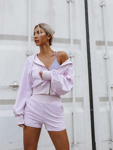 Nouveauté OEM, ensemble 2 pièces décontracté pour femmes, haut et short en tricot à rayures et à manches courtes, coupe ajustée pour l'été - Product Image 4