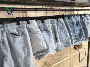Pantalones Cortos de Mezclilla Azul Claro Desgastados de Segunda Mano para Mujer - Ropa Usada al por Mayor para Verano, Color Claro - Product Image 2