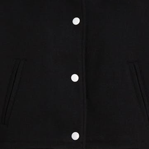 Chaqueta Bomber Urbana Clásica Unisex Negra con Ribete Blanco, Estilo Varsity Extra Grande, Prenda Exterior Icónica de Estilo Urbano Vintage - Product Image 5