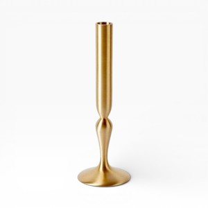 Bougeoir moderne en métal doré avec une silhouette élégante et haute pour la décoration d'intérieurs de luxe - Product Image 1