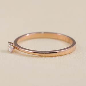 Anillo de Compromiso Minimalista Solitario con Corte Princesa, Diamante Cultivado en Laboratorio, Plata de Ley, Oro, Claridad VS1, Ancho de Banda Personalizable - Product Image 2