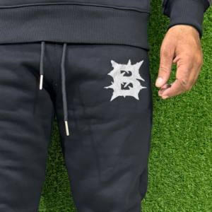 Ensemble de survêtement pour homme personnalisé avec logo, coupe régulière, à capuche, avec pantalon de jogging évasé et sweat-shirt - Product Image 2