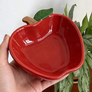 จานเซรามิคดีไซน์ผลไม้ทันสมัยน่ารัก รูปทรงแอปเปิ้ลสีแดง สำหรับเสิร์ฟของหวาน อาหารเรียกน้ำย่อย เหมาะสำหรับใช้ในบ้าน ครัว ขายส่ง - Product Image 1
