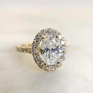 Bague de fiançailles Moissanite coupe ovale 7x9mm | Halo avec bande pavée | OEM de bijoux fins de mariage en argent doré - Product Image 1