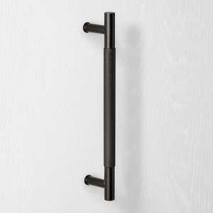 Poignée de tirage en métal pour armoires de cuisine de style campagnard avec un design en métal rustique et vieilli pour une utilisation dans un décor de campagne - Product Image 6