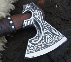 Hacha de grado industrial hecha a mano de acero forjado de alto carbono con mango de madera de 22 pulgadas y funda de cuero, tipo tomahawk internacional. - Product Image 3
