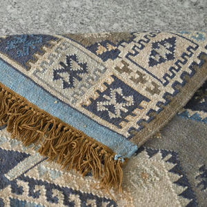 Tapis Kilim en nylon fait main Giana, bleu et beige, motif abstrait, moderne, tissé à la main, tissage plat, tapis écologique avec franges - Product Image 2