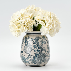 Un vase géométrique festonné bleu vibrant avec une finition brillante et un motif répétitif unique et décoratif, à des prix de gros. - Product Image 5