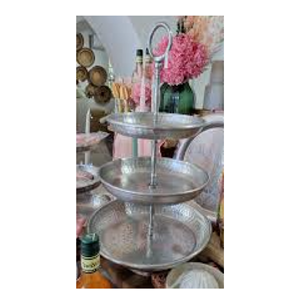 Support à gâteau en céramique blanche fait à la main en métal au design moderne à 3 niveaux pour le fabricant indien des plus précieux et luxueux - Product Image 2