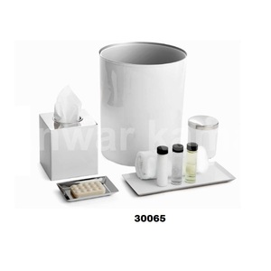 Ensemble d'accessoires de salle de bain cinq pièces en métal blanc écologique avec corbeille à papier porte-savon pour décor de salle de bain - Product Image 1
