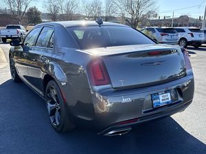 Chrysler 300 S V6 RWD Gris 2024 Usado con Asientos de Cuero, Sistema de Navegación, Paquete de Tecnología de Arranque Remoto, Asientos con Calefacción, Control Remoto - Product Image 3