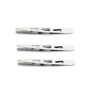 Pinza Profesional para Cejas Raayin Impex de Acero Inoxidable con Punta Inclinada y Etiqueta Personalizada para Recortar Cejas - Product Image 1