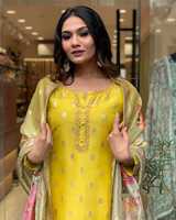 Design unique et Kurti haut-bas avec ourlet détaillé et tissu fluide élégant accessible à un prix raisonnable