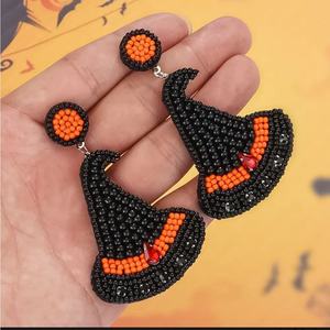 Boucles d'oreilles fantaisie pour femmes et filles, design unique, confortables et légères, en forme de chapeau de sorcière perlé, avec bordure orange et gemme rouge, pour Halloween - Product Image 1