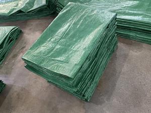 Bâche en PE vert clair, haute durabilité, couverture imperméable robuste, couleurs et dimensions personnalisables pour la protection extérieure - Product Image 1